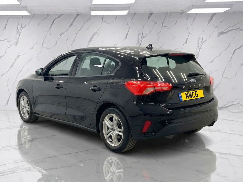 2019 Ford Focus in black — photo 5 of 13