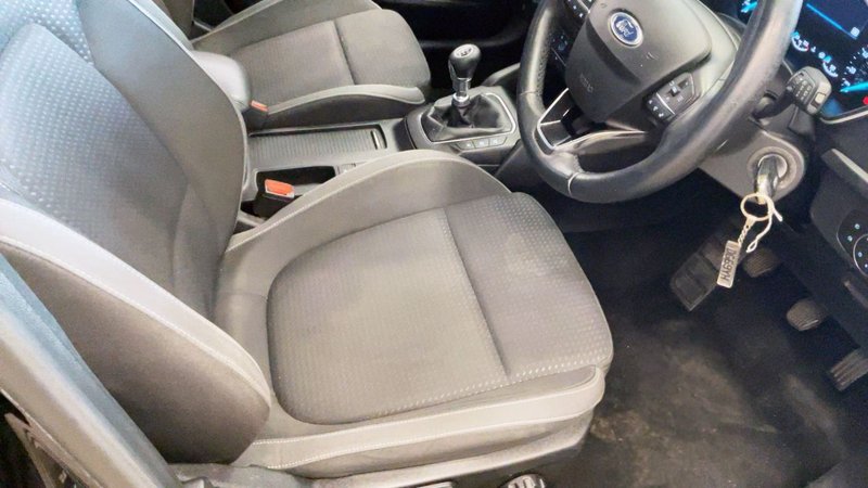 2019 Ford Focus in black — photo 8 of 13