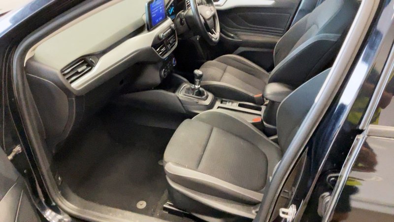 2019 Ford Focus in black — photo 9 of 13