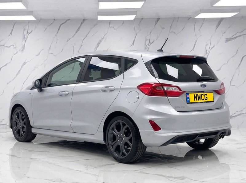 2018 Ford Fiesta in silver — photo 4 of 12