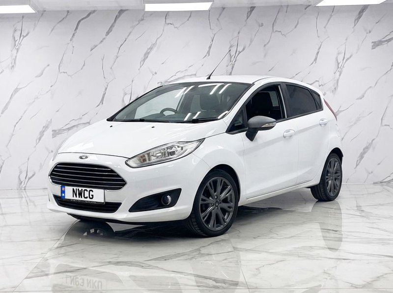 2013 Ford Fiesta in white — photo 3 of 12
