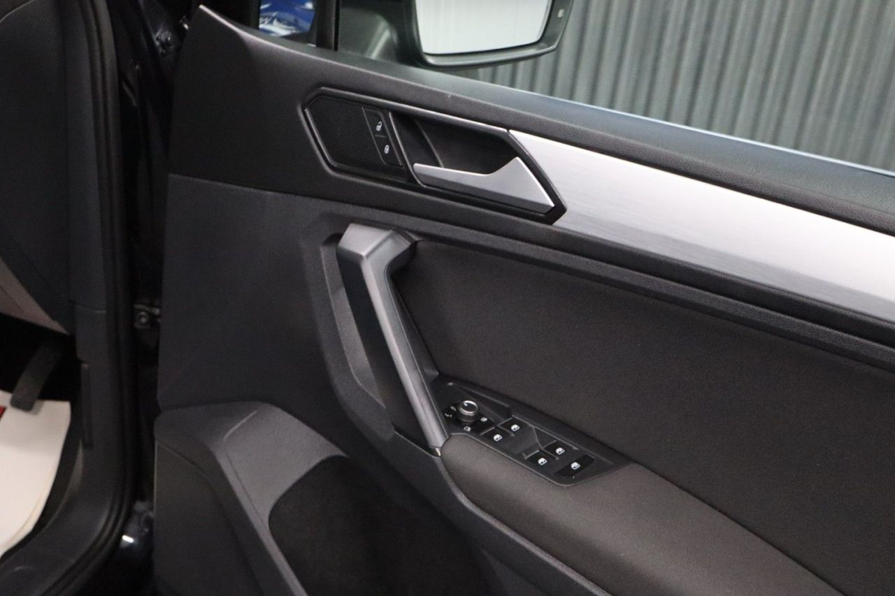 2017 VOLKSWAGEN TIGUAN 2.0 TDI BlueMotion Tech SE SUV 5dr Diesel Manual Euro 6 (s/s) (150 ps) SPAC - vehicle photo 27 for sale on PureCar