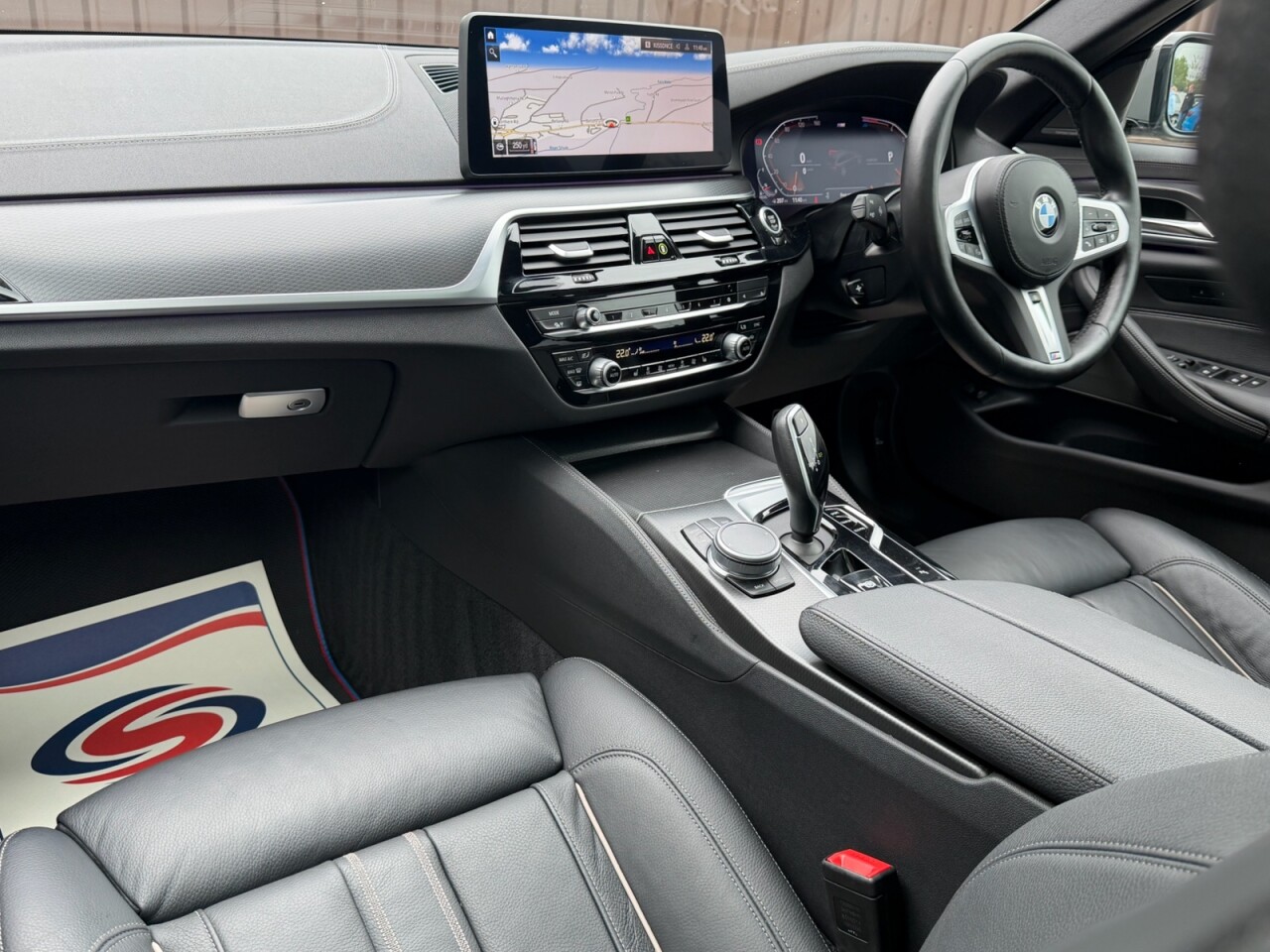 2022 BMW 5 SERIES 2.0 520d MHT M Sport Touring 5dr Diesel Hybrid Steptronic Euro 6 (s/s) (190 - vehicle photo 9 for sale on PureCar