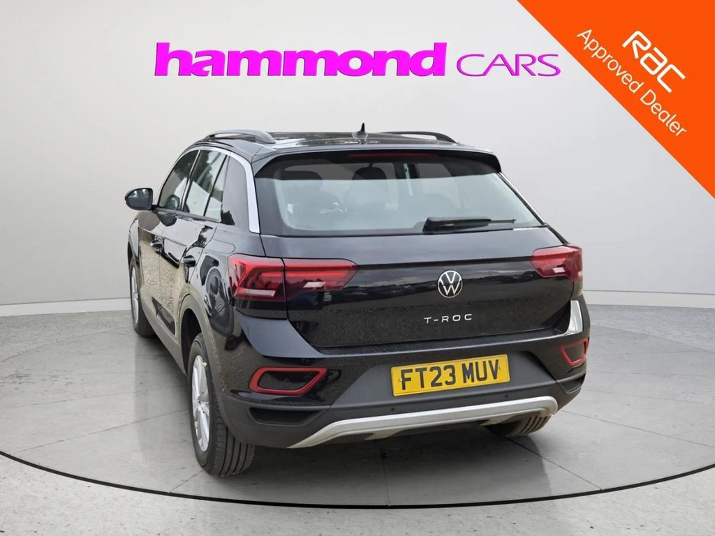 2023 Volkswagen T-Roc — image 2