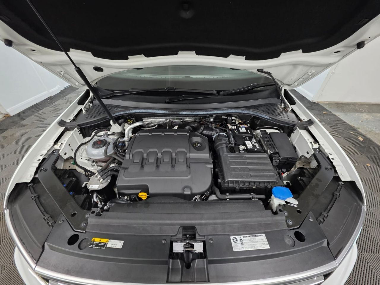 2020 VOLKSWAGEN TIGUAN 2.0 TDI R-Line Tech SUV 5dr Diesel DSG Euro 6 (s/s) (150 ps) 1 Owner from n - vehicle photo 3 for sale on PureCar