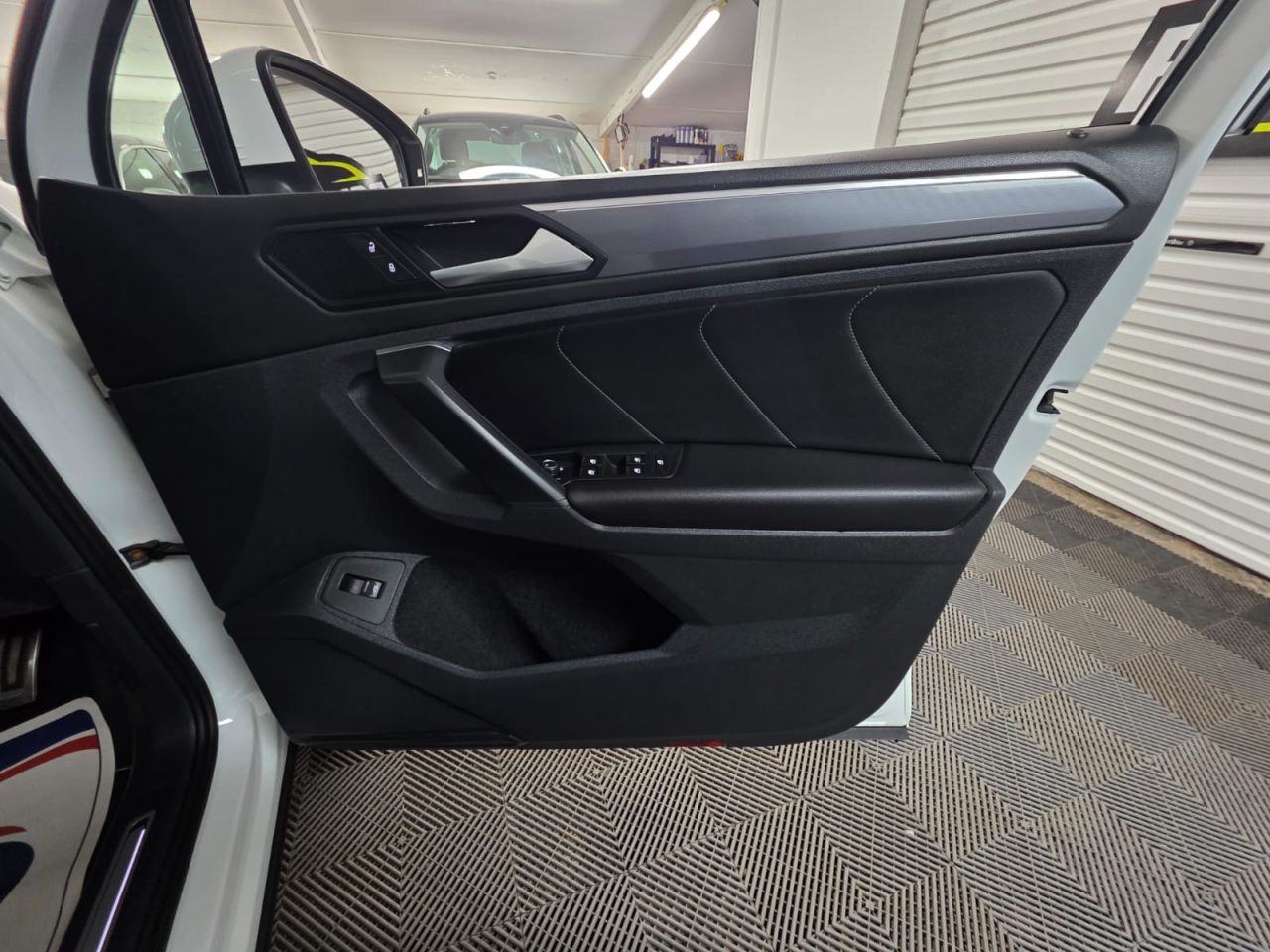 2020 VOLKSWAGEN TIGUAN 2.0 TDI R-Line Tech SUV 5dr Diesel DSG Euro 6 (s/s) (150 ps) 1 Owner from n - vehicle photo 8 for sale on PureCar