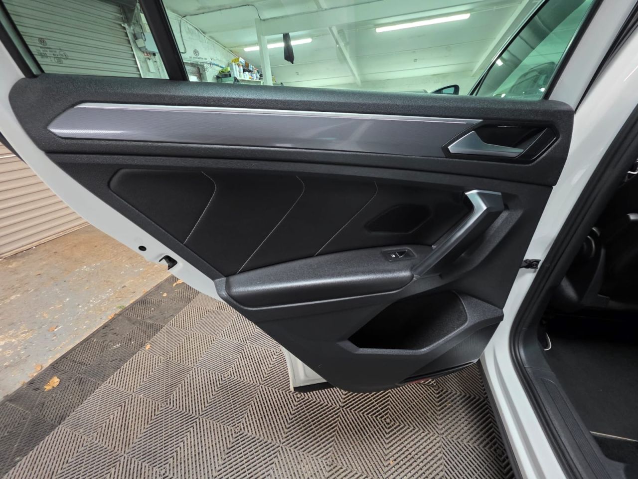 2020 VOLKSWAGEN TIGUAN 2.0 TDI R-Line Tech SUV 5dr Diesel DSG Euro 6 (s/s) (150 ps) 1 Owner from n - vehicle photo 16 for sale on PureCar