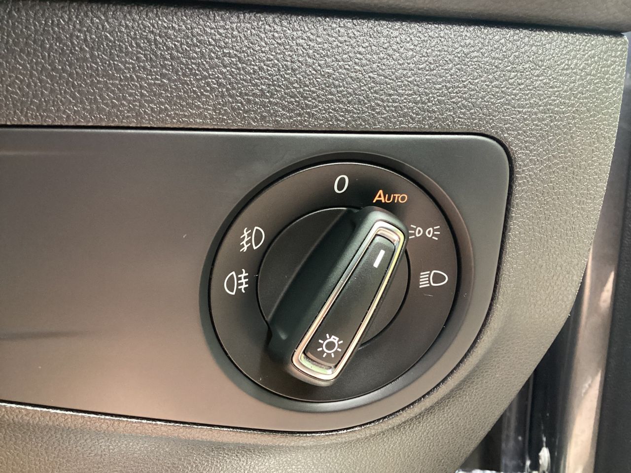 2019 VOLKSWAGEN TIGUAN 2.0 TDI SEL SUV 5dr Diesel Manual Euro 6 (s/s) (150 ps) - vehicle photo 14 for sale on PureCar
