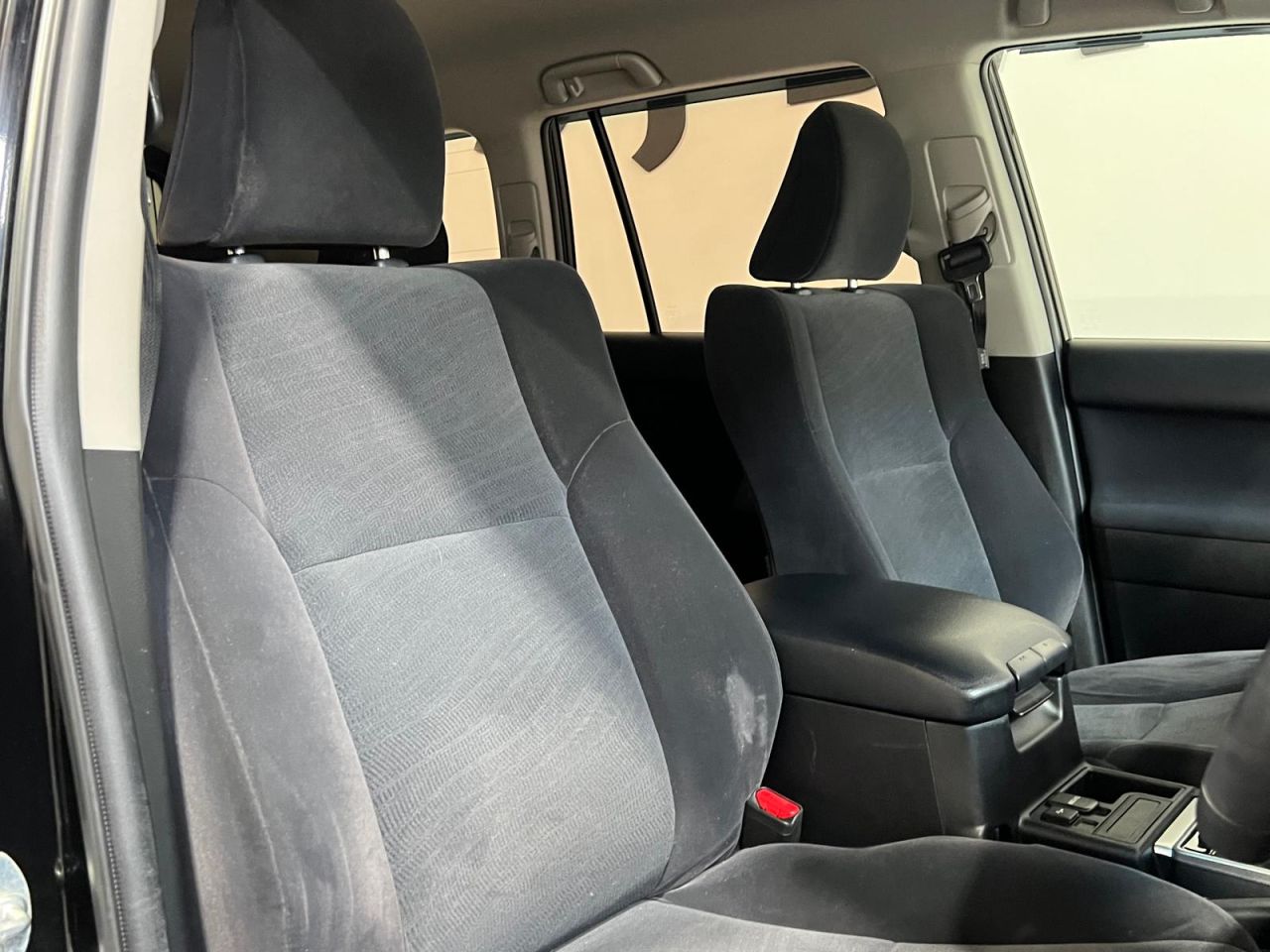 2022 TOYOTA LAND CRUISER 2.8D Active SUV 5dr Diesel Auto 4WD Euro 6 (s/s) (7 Seat) (204 ps) - vehicle photo 8 for sale on PureCar