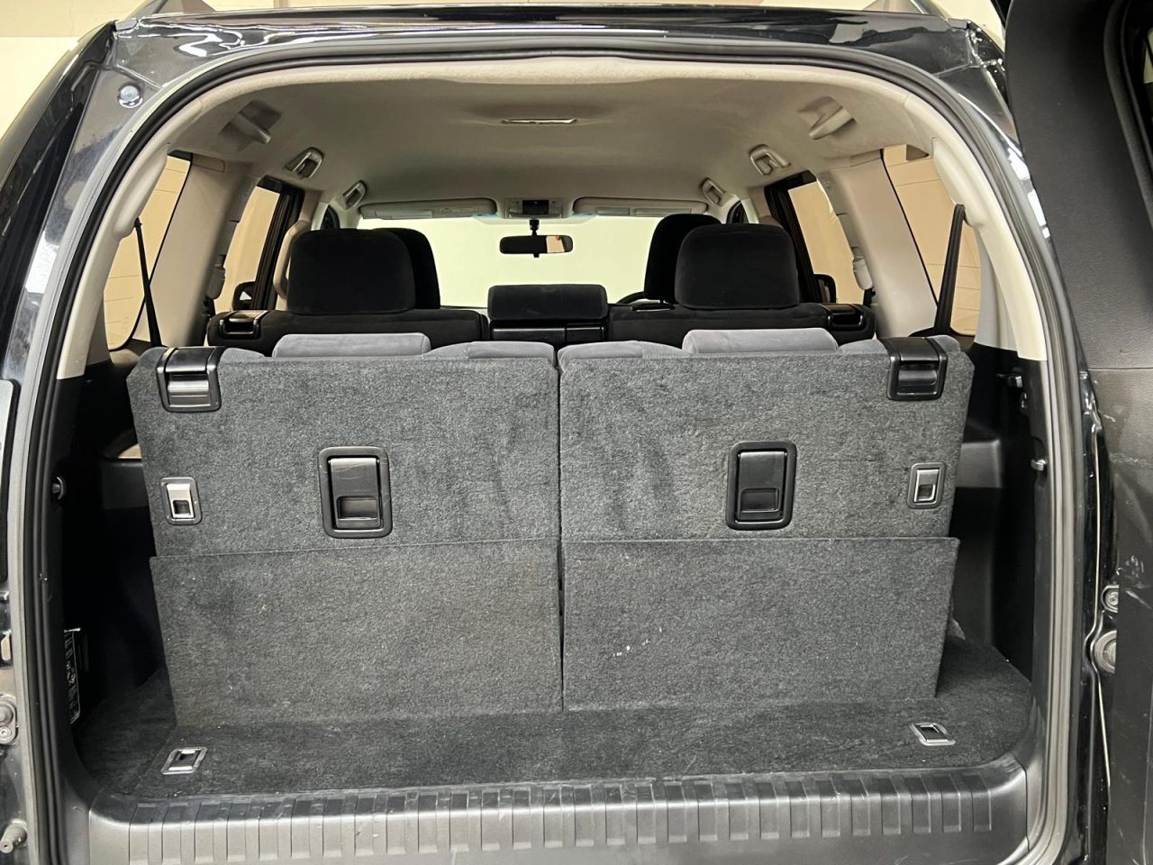 2022 TOYOTA LAND CRUISER 2.8D Active SUV 5dr Diesel Auto 4WD Euro 6 (s/s) (7 Seat) (204 ps) - vehicle photo 17 for sale on PureCar