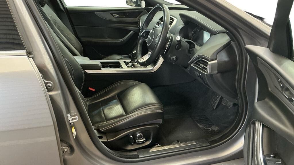 2020 Jaguar XE — image 9