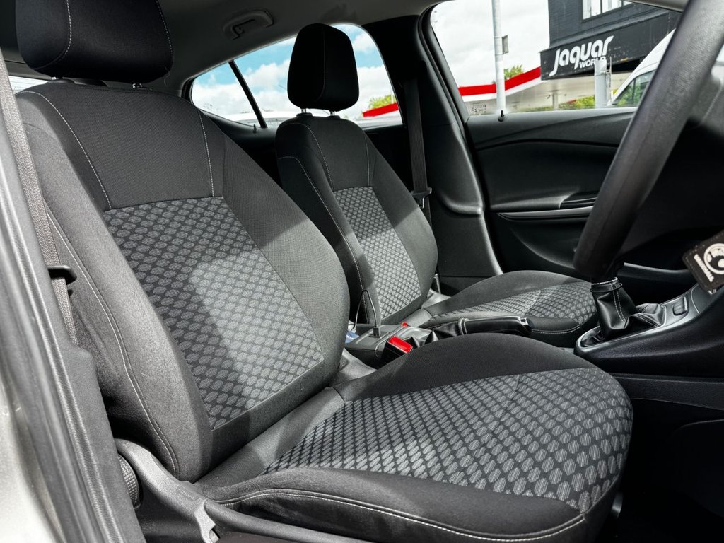 2017 Vauxhall Astra — image 32
