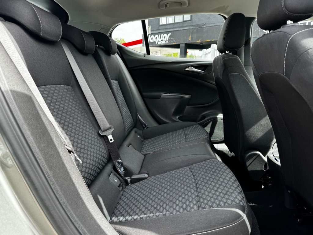 2017 Vauxhall Astra — image 34
