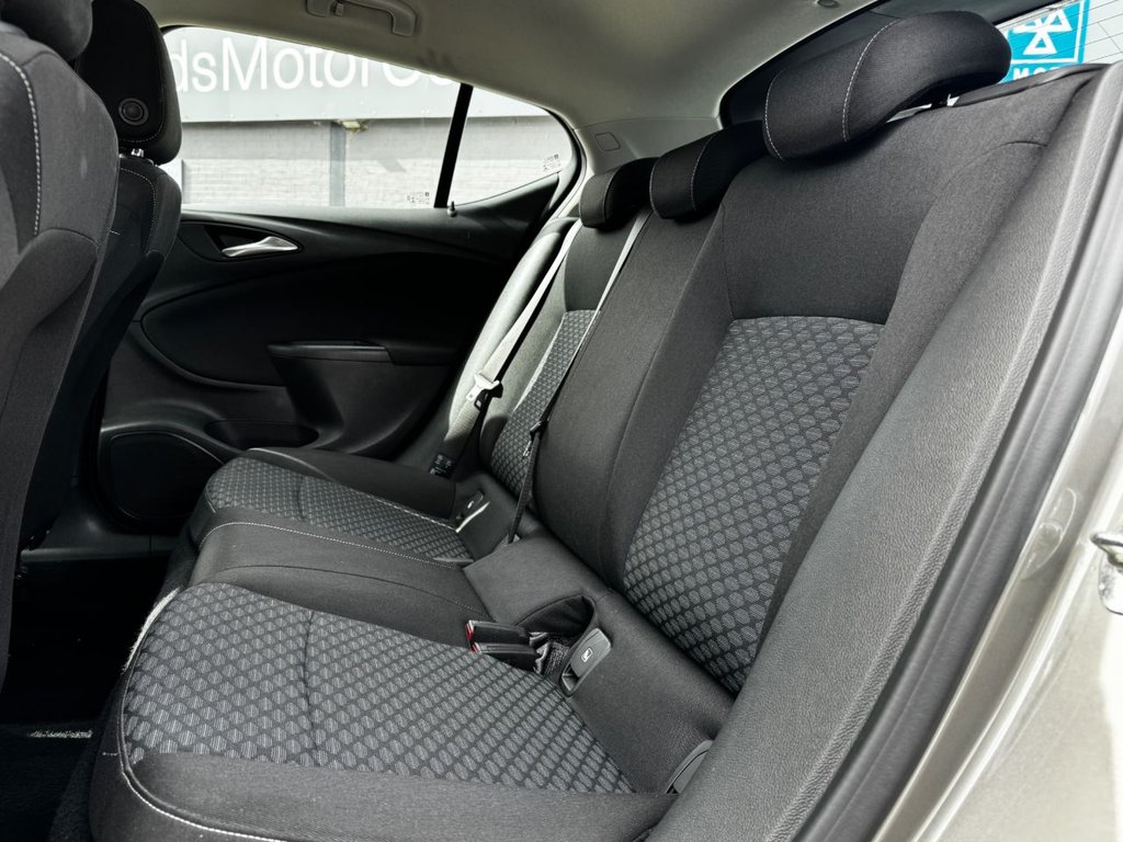 2017 Vauxhall Astra — image 35