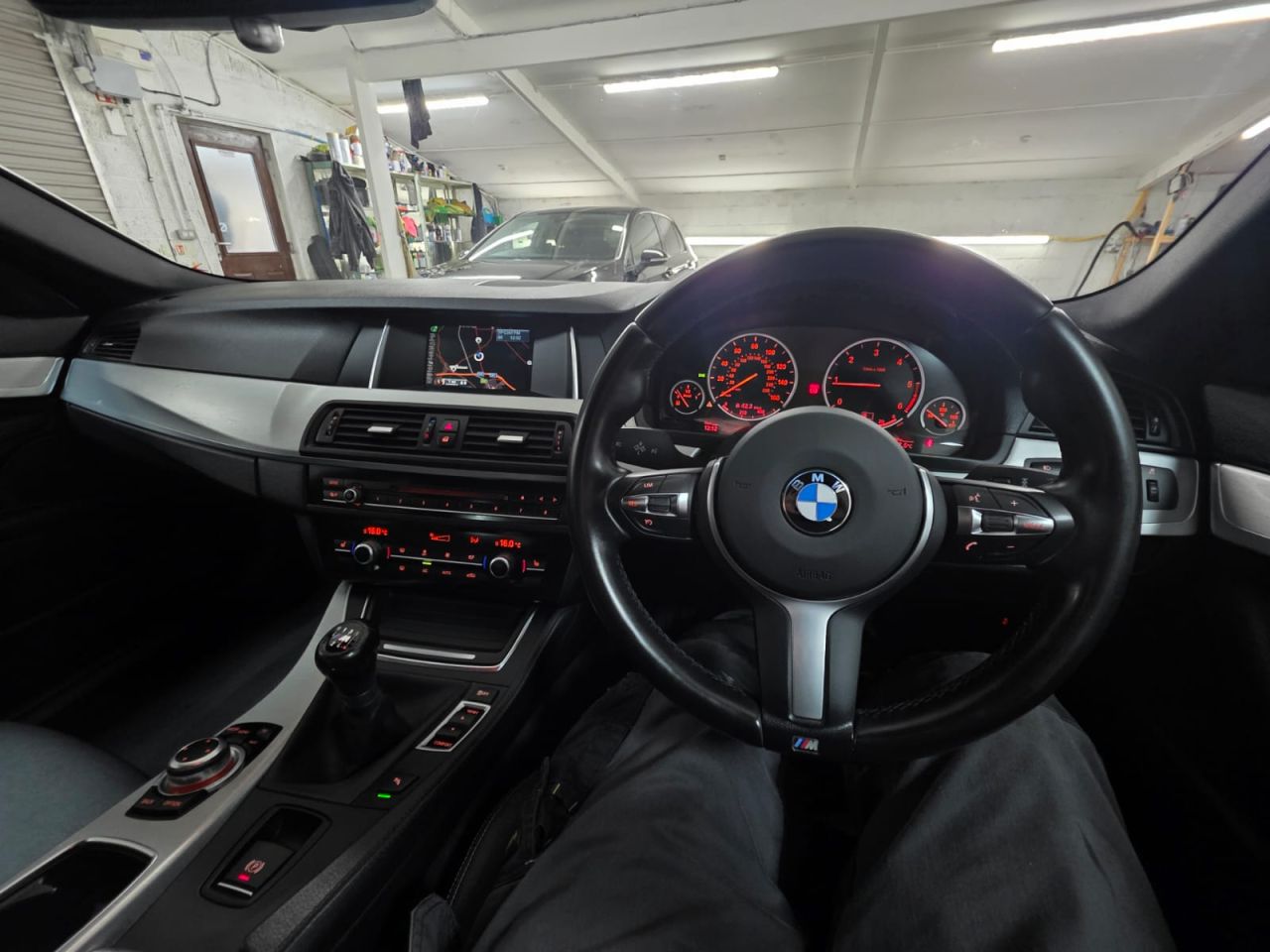 2016 BMW 5 SERIES 2.0 520d M Sport Saloon 4dr Diesel Manual Euro 6 (s/s) (190 ps) Dakota Leat - vehicle photo 3 for sale on PureCar