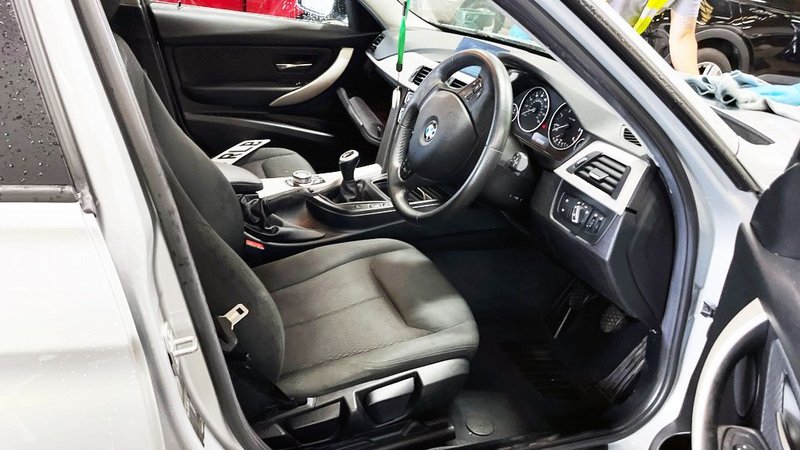 2018 BMW 3 Series in silver — photo 9 of 11