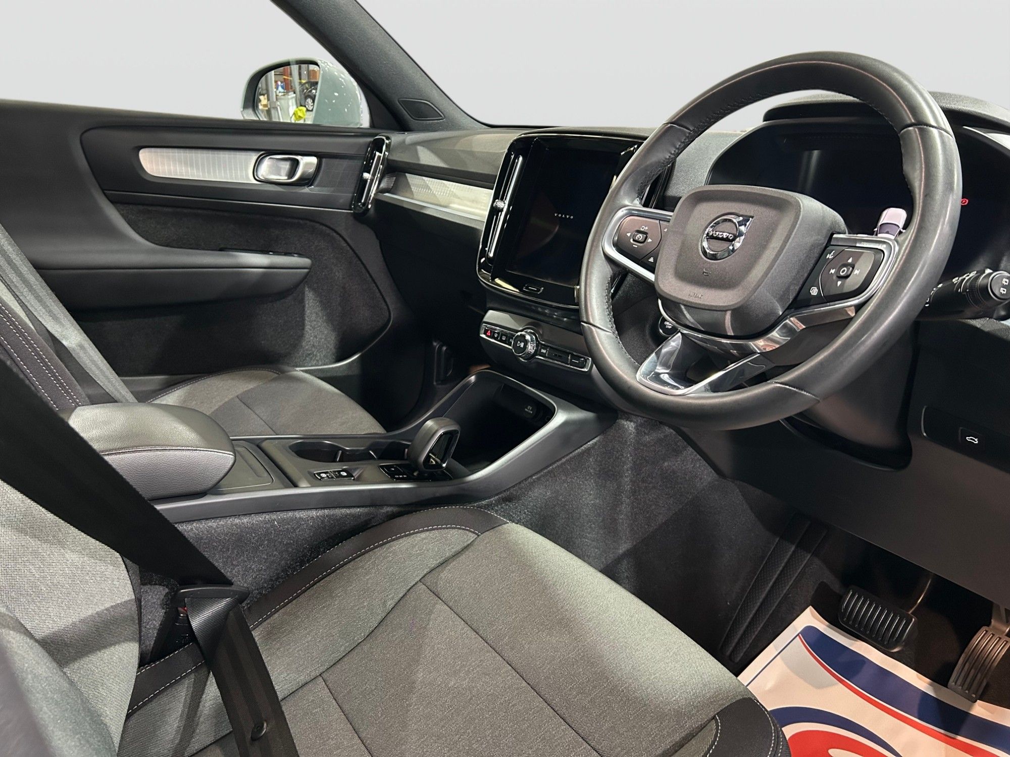 2023 Volvo XC40 — image 5