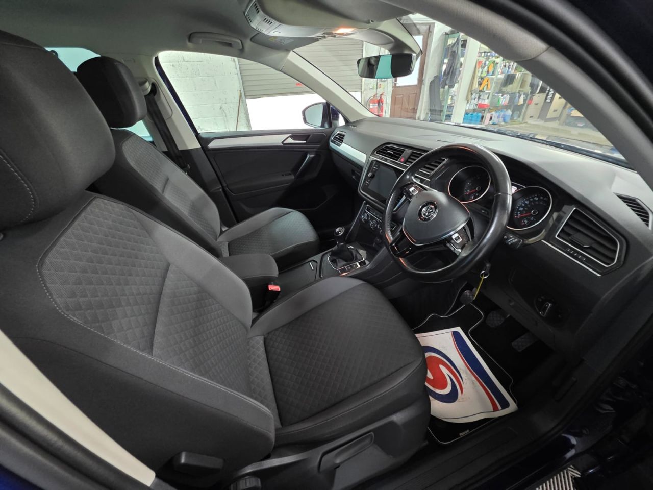 2018 VOLKSWAGEN TIGUAN 2.0 TDI SE Navigation SUV 5dr Diesel Manual Euro 6 (s/s) (150 ps) 2 Owners - vehicle photo 18 for sale on PureCar