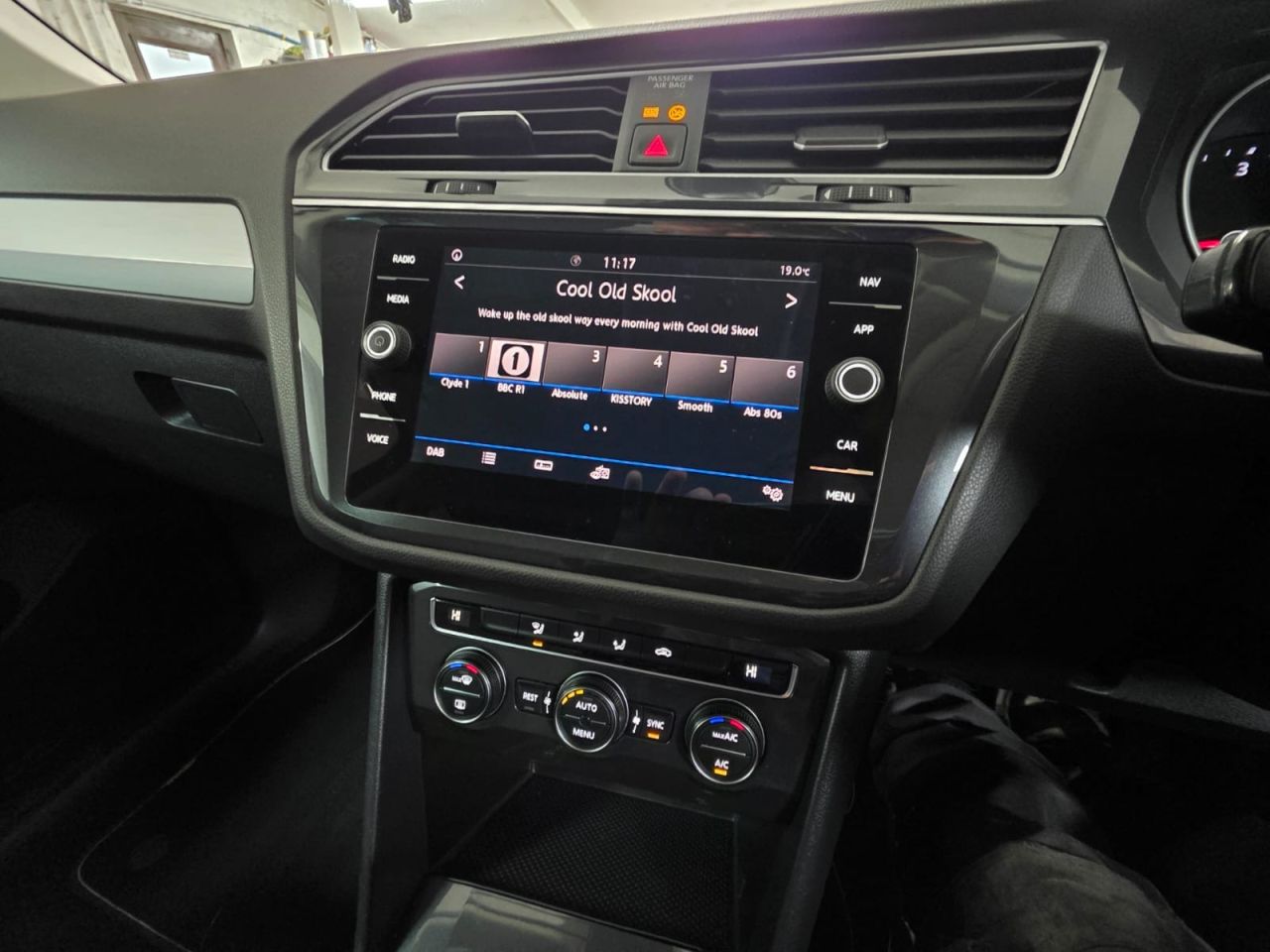 2018 VOLKSWAGEN TIGUAN 2.0 TDI SE Navigation SUV 5dr Diesel Manual Euro 6 (s/s) (150 ps) 2 Owners - vehicle photo 21 for sale on PureCar