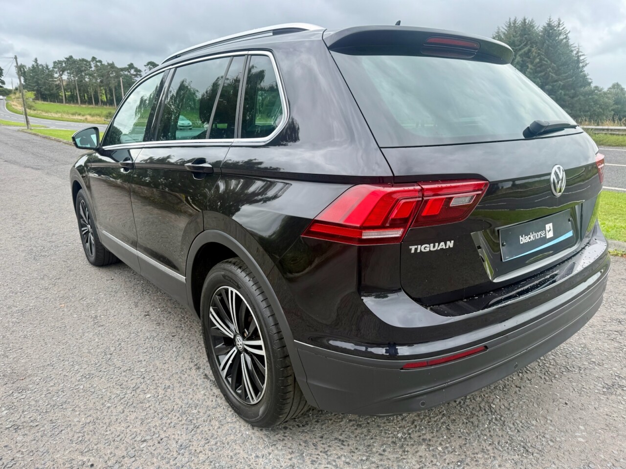 2019 VOLKSWAGEN TIGUAN 2.0 TDI SE Navigation Diesel (150BHP ONLY 57000 MLS) - vehicle photo 6 for sale on PureCar