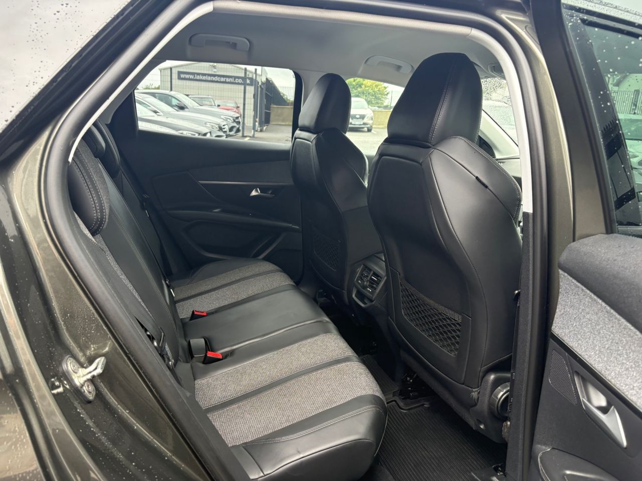 2018 PEUGEOT 1.6 BlueHDi Allure SUV 5dr Diesel Manual Euro 6 (s/s) (120 ps) - vehicle photo 12 for sale on PureCar
