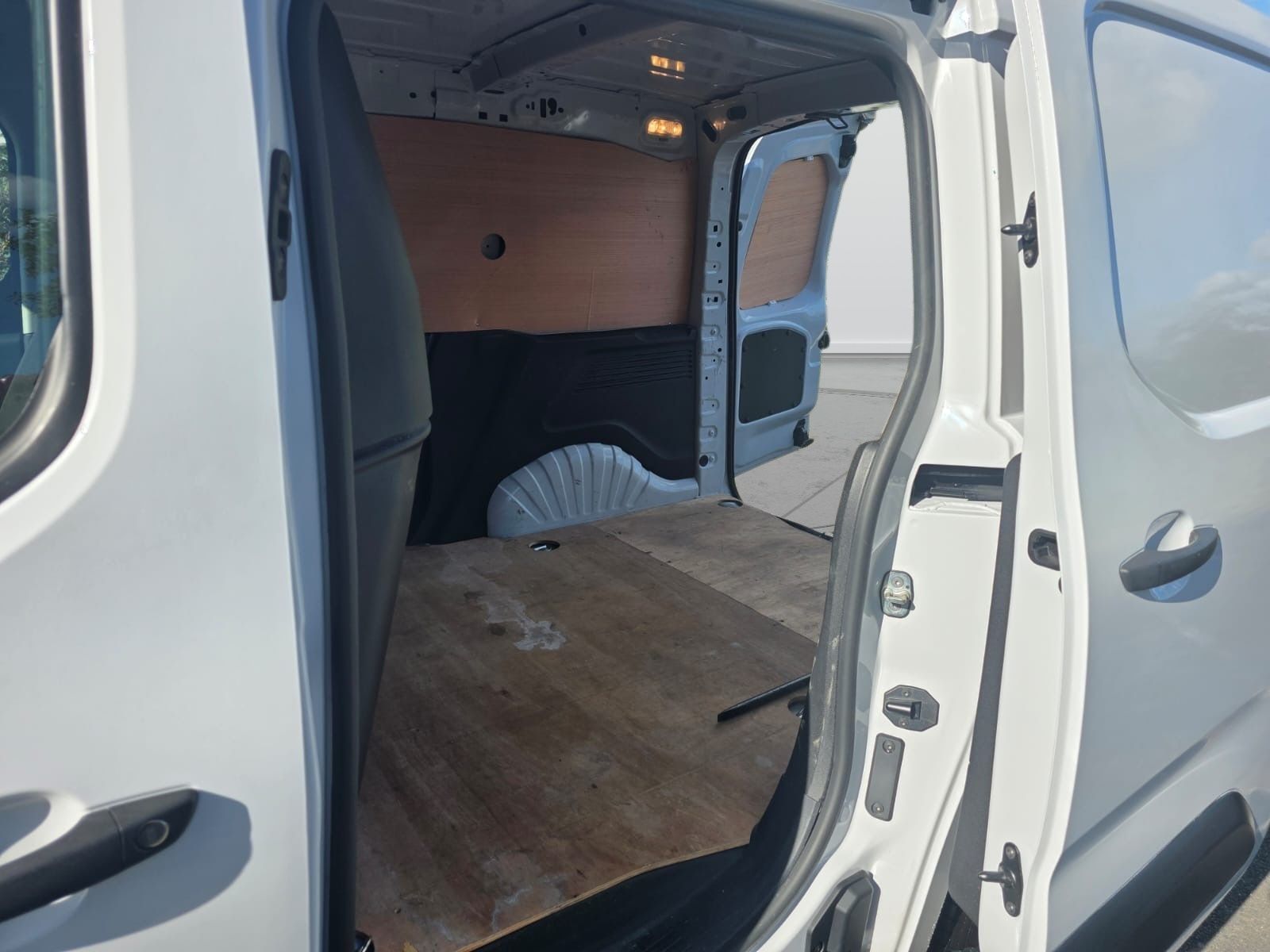 2023 Vauxhall Combo — image 6