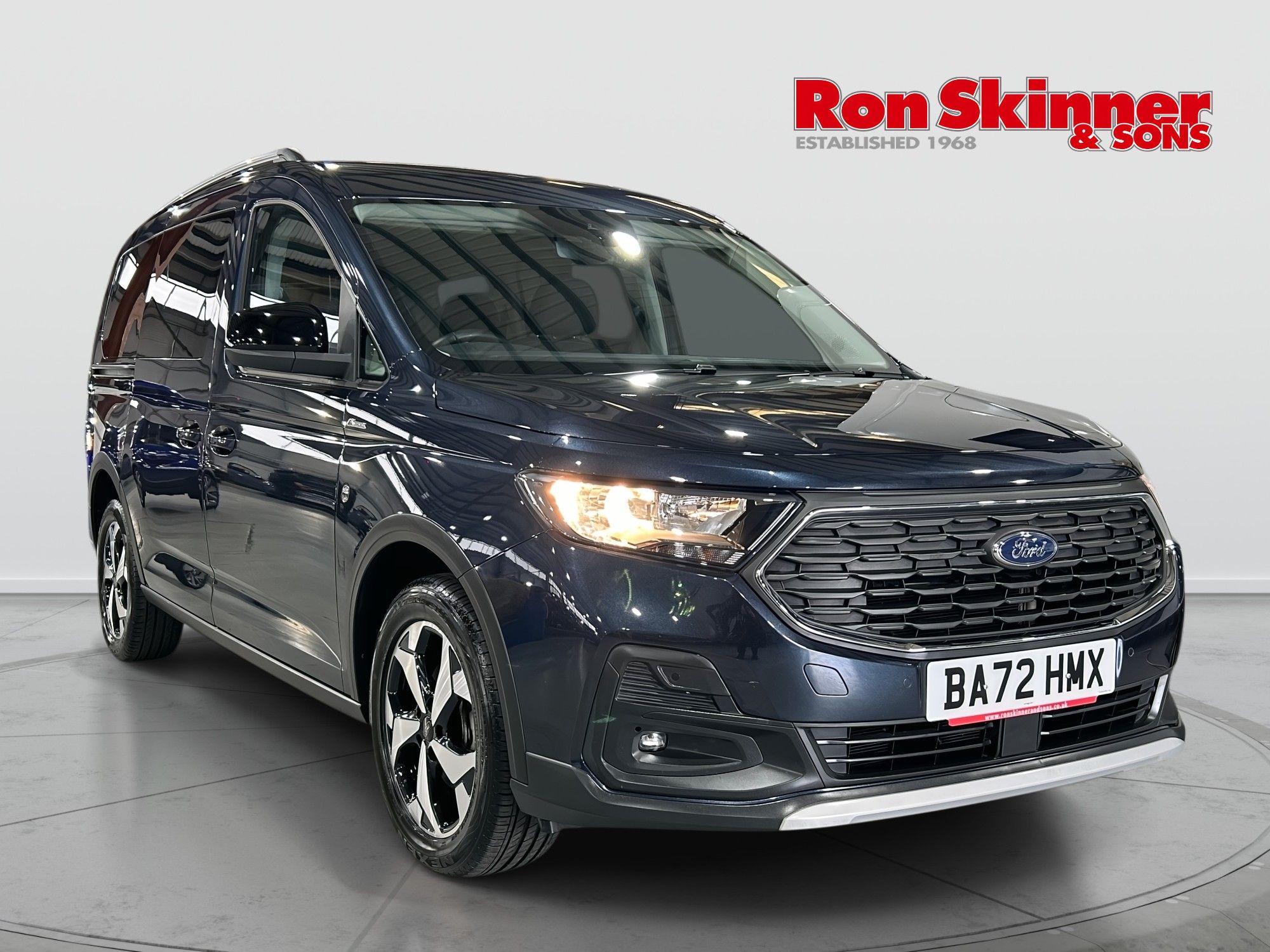 2023 Ford Grand Tourneo Connect — image 1