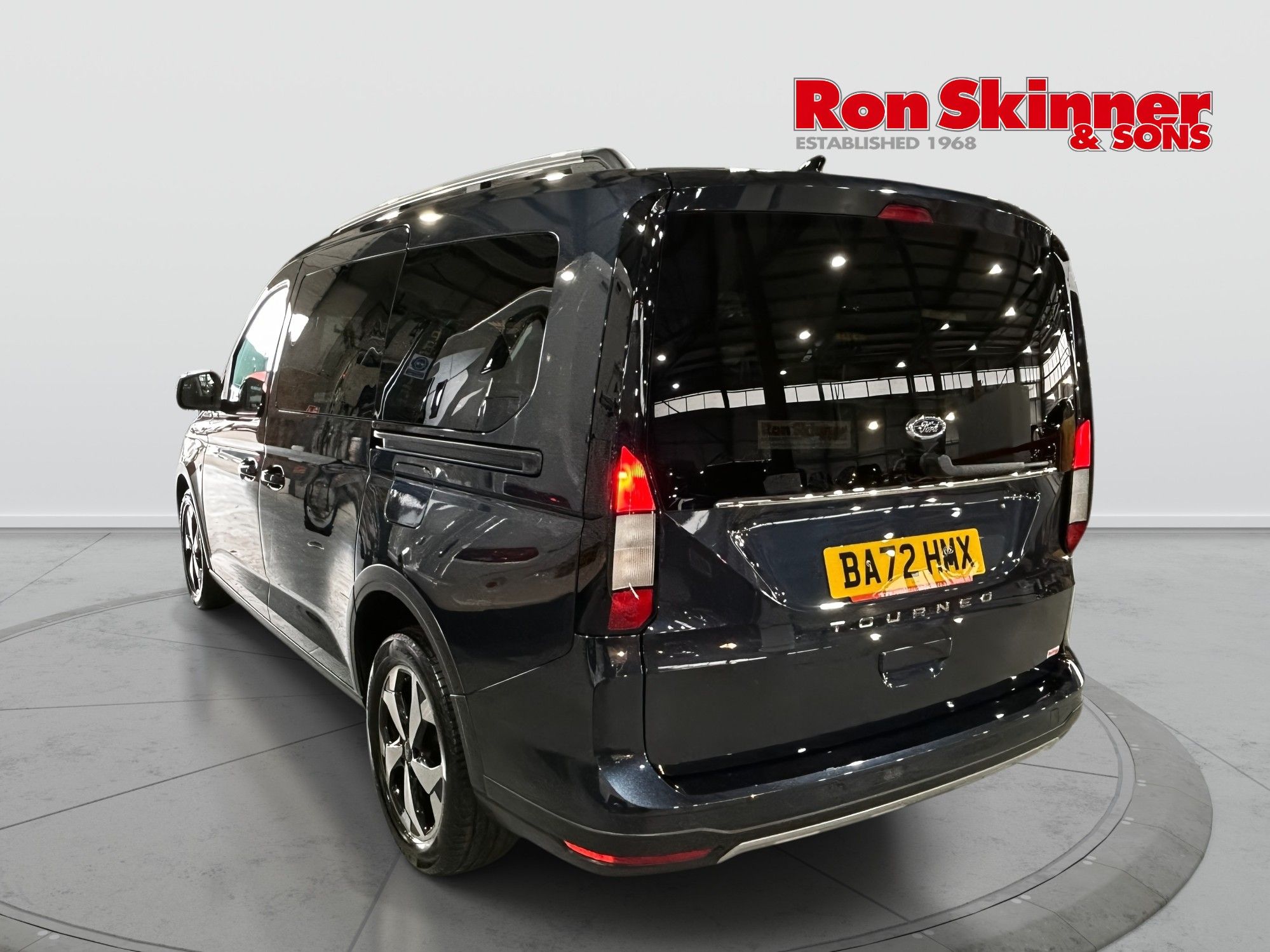 2023 Ford Grand Tourneo Connect — image 3