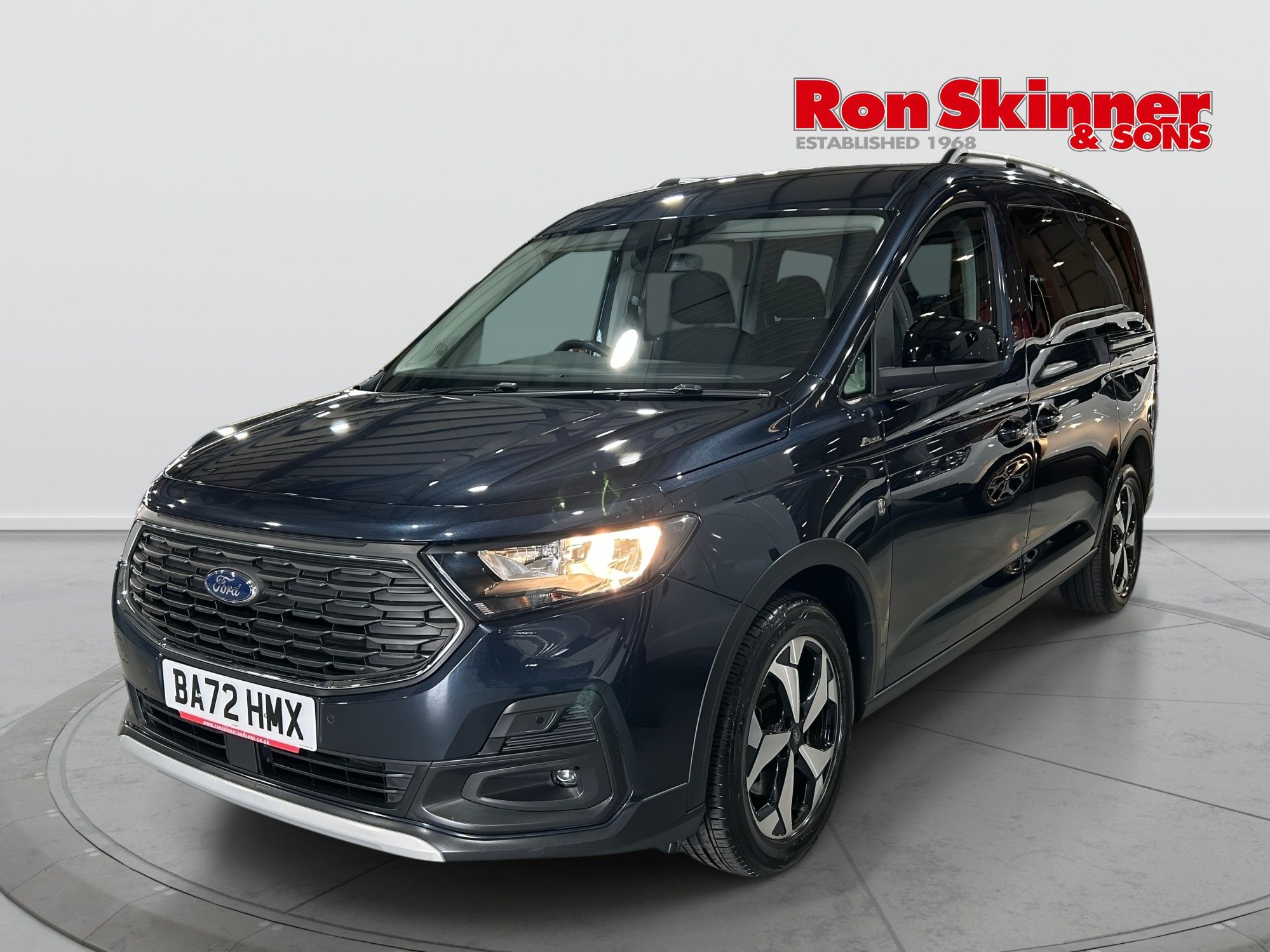 2023 Ford Grand Tourneo Connect — image 2