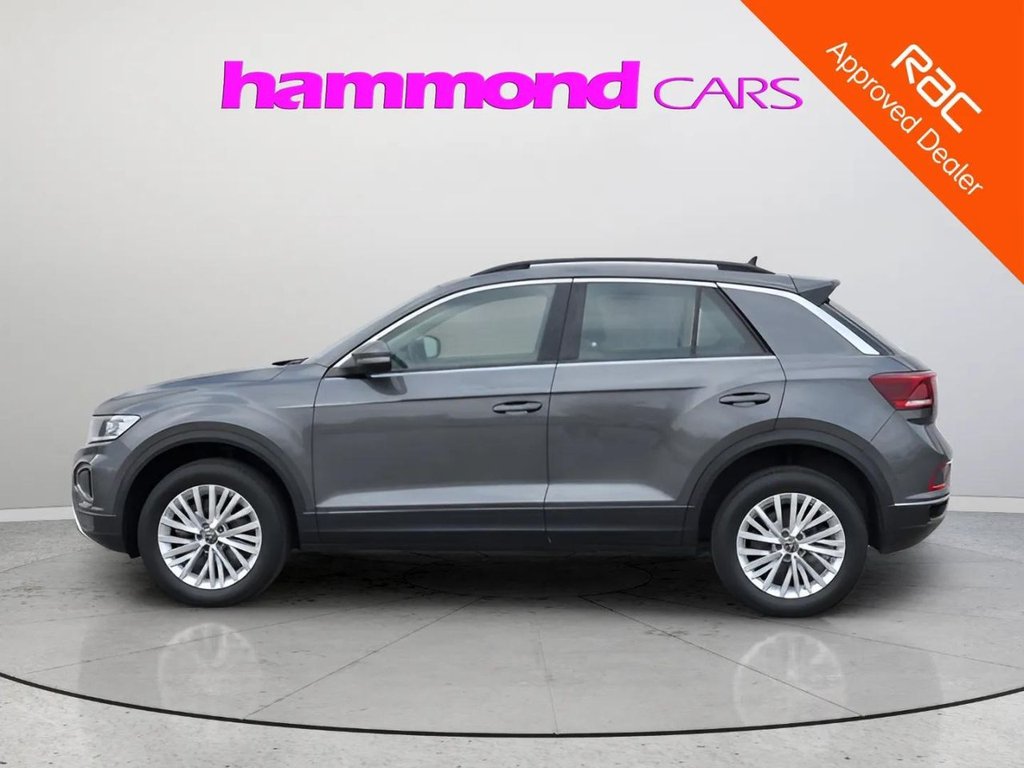 2023 Volkswagen T-Roc — image 2