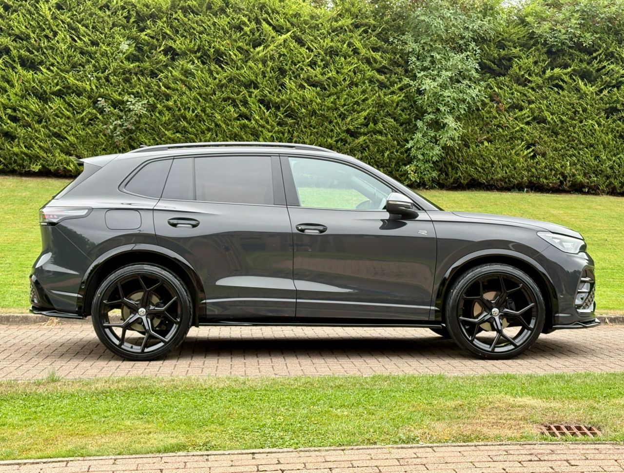 2024 VOLKSWAGEN TIGUAN 1.5 eTSI MHEV R-Line SUV 5dr Petrol Hybrid DSG Euro 6 (s/s) (150 ps) - vehicle photo 8 for sale on PureCar