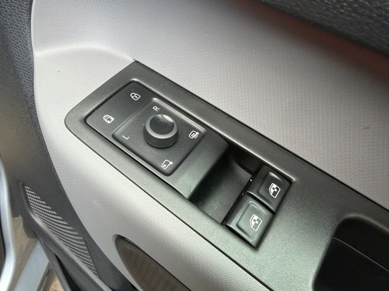 2024 VOLKSWAGEN ID. BUZZ Pro 77kWh Life MPV 5dr Electric Auto (204 ps) ONLY 45669 GENUINE LOW MILES - vehicle photo 17 for sale on PureCar