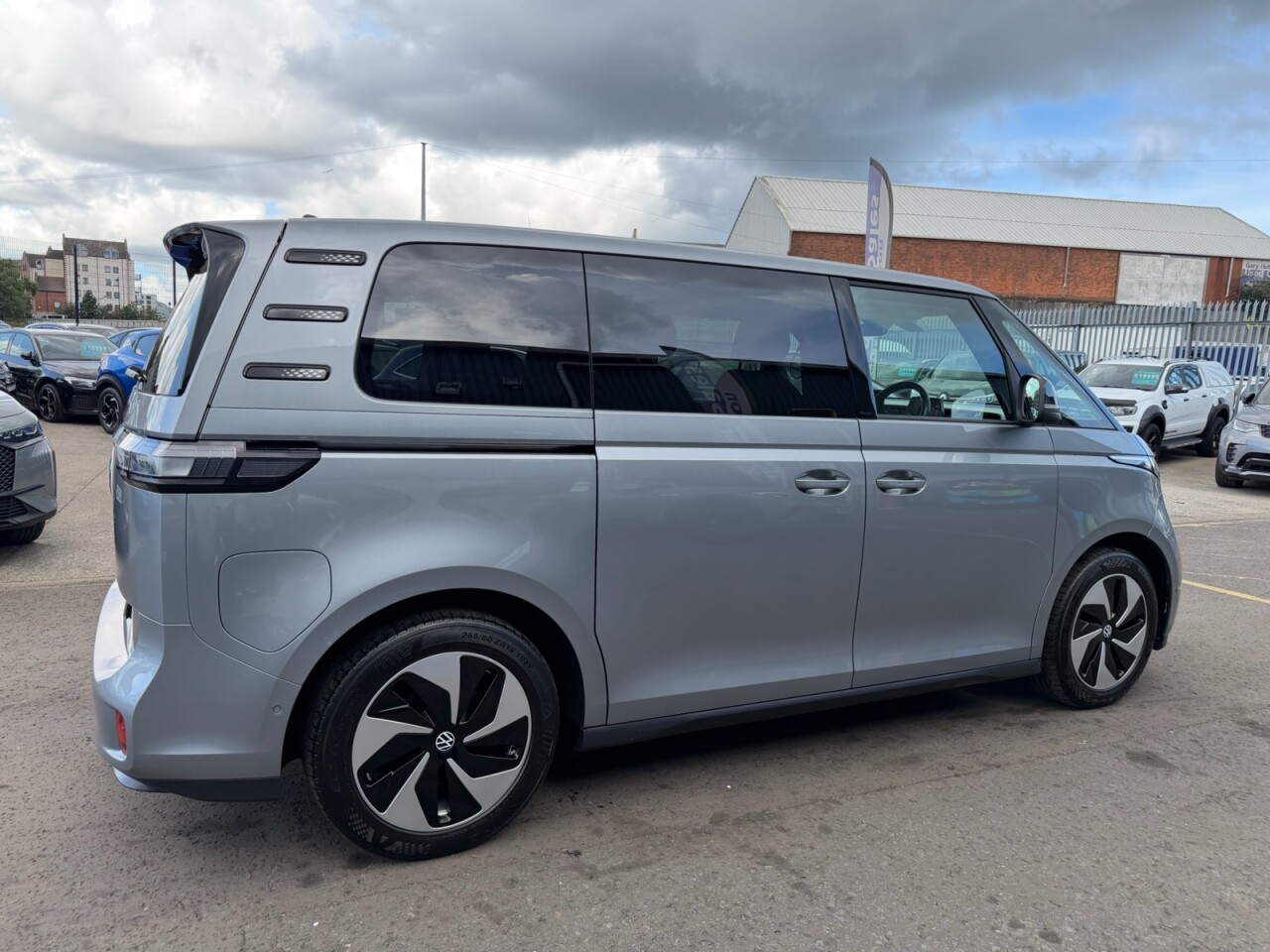 2024 VOLKSWAGEN ID. BUZZ Pro 77kWh Life MPV 5dr Electric Auto (204 ps) ONLY 45669 GENUINE LOW MILES - vehicle photo 24 for sale on PureCar