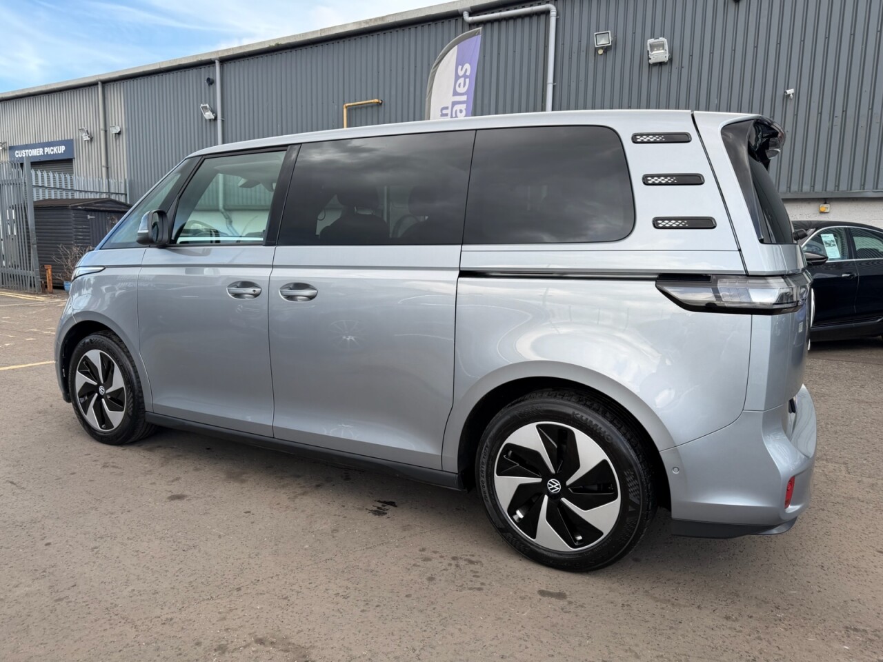 2024 VOLKSWAGEN ID. BUZZ Pro 77kWh Life MPV 5dr Electric Auto (204 ps) ONLY 45669 GENUINE LOW MILES - vehicle photo 5 for sale on PureCar