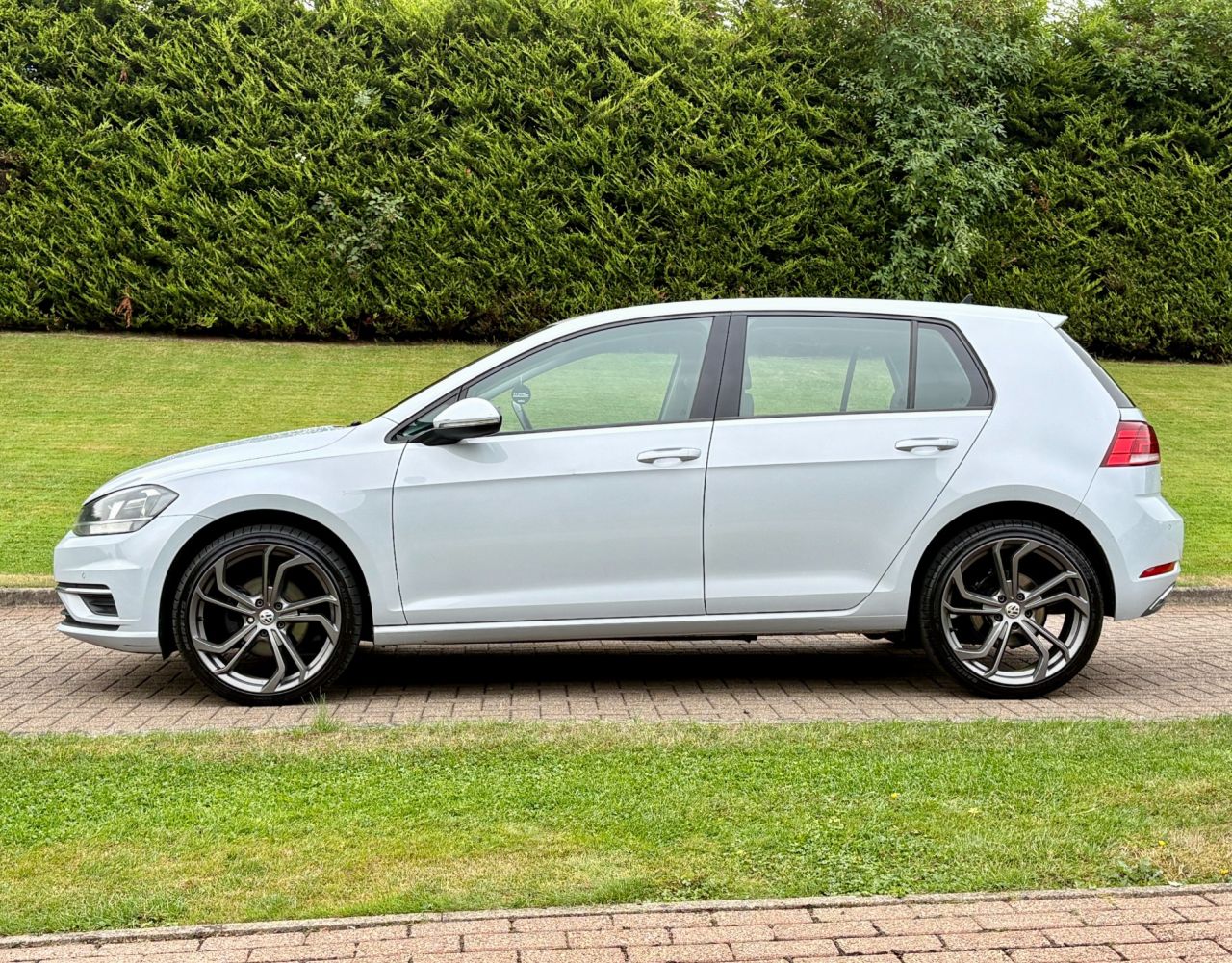 2019 VOLKSWAGEN GOLF 1.6 TDI SE Nav Hatchback 5dr Diesel Manual Euro 6 (s/s) (115 ps) - vehicle photo 8 for sale on PureCar