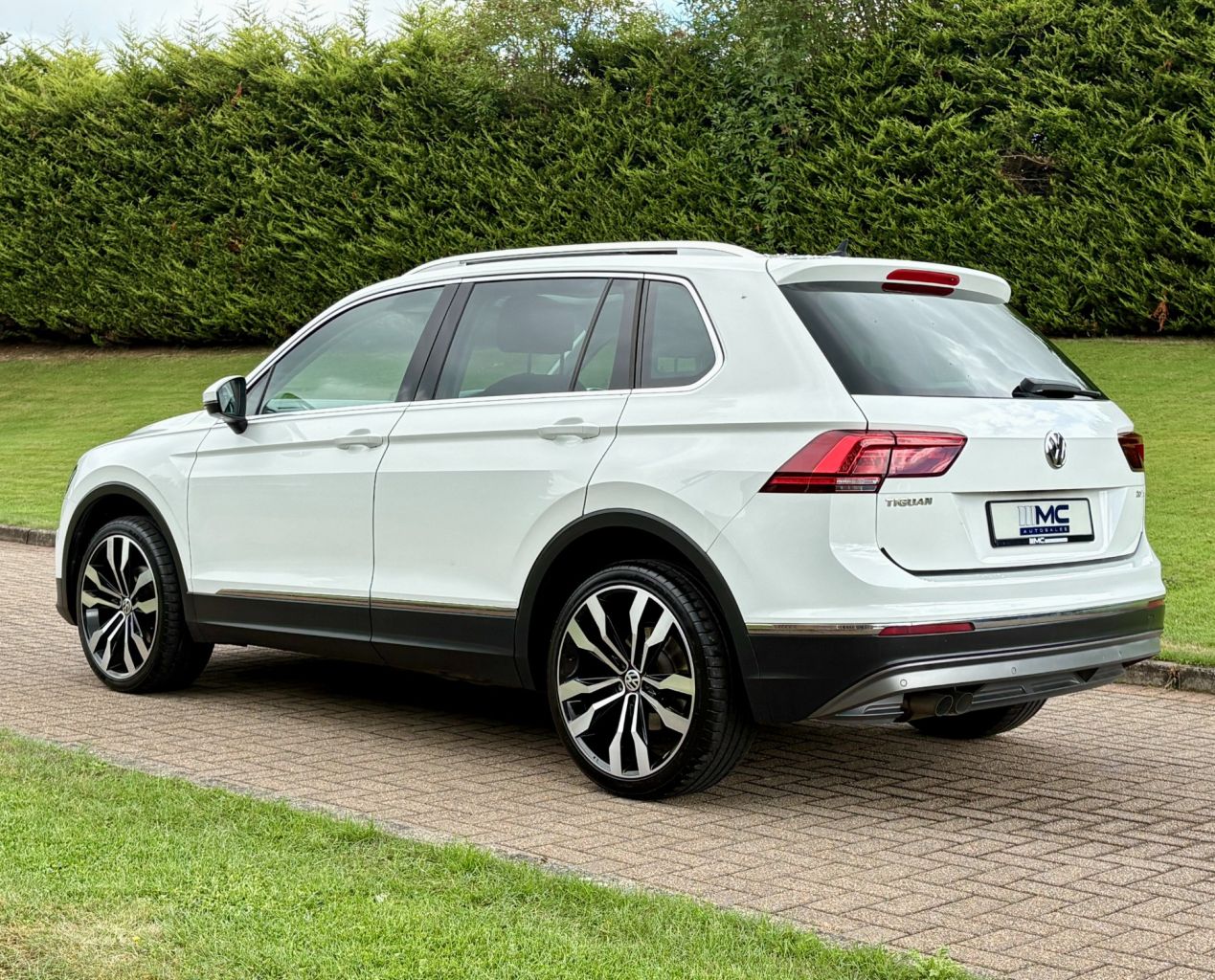 2017 VOLKSWAGEN TIGUAN 2.0 TDI BlueMotion Tech SEL SUV 5dr Diesel DSG Euro 6 (s/s) (150 ps) - vehicle photo 4 for sale on PureCar