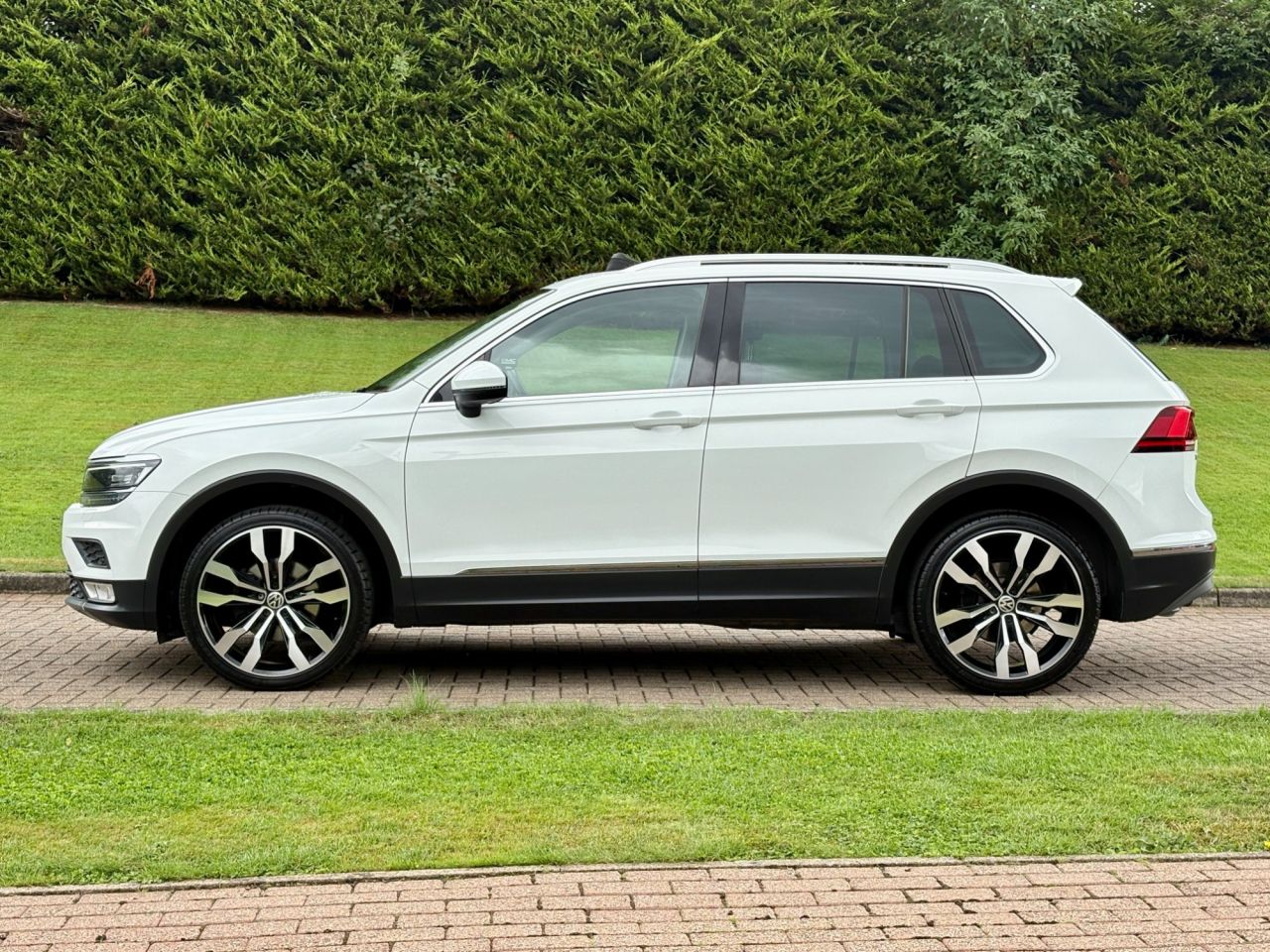 2017 VOLKSWAGEN TIGUAN 2.0 TDI BlueMotion Tech SEL SUV 5dr Diesel DSG Euro 6 (s/s) (150 ps) - vehicle photo 8 for sale on PureCar
