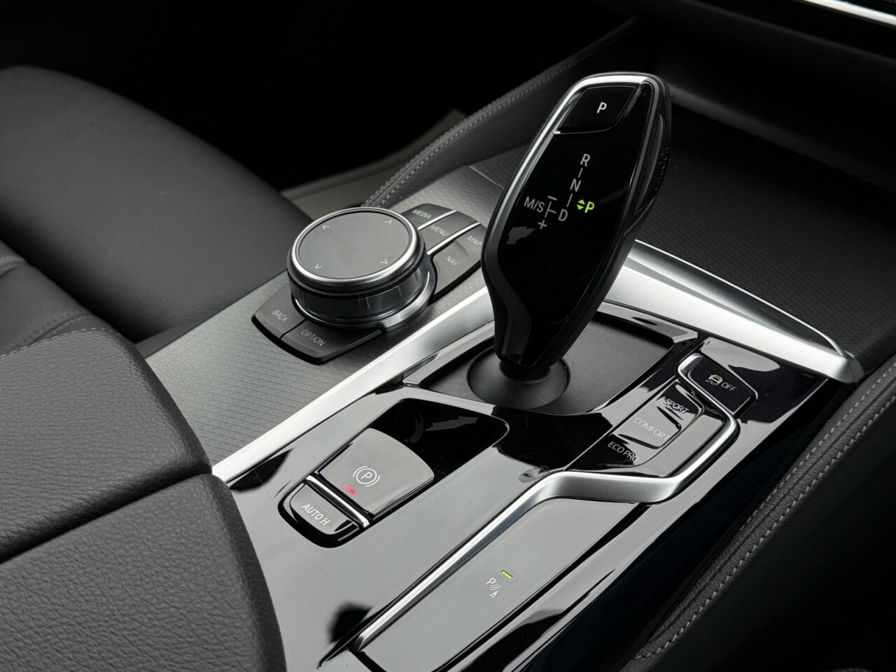 2022 BMW 5 SERIES 2.0 520d MHT M Sport Saloon 4dr Diesel Hybrid Steptronic Euro 6 (s/s) (190 - vehicle photo 15 for sale on PureCar