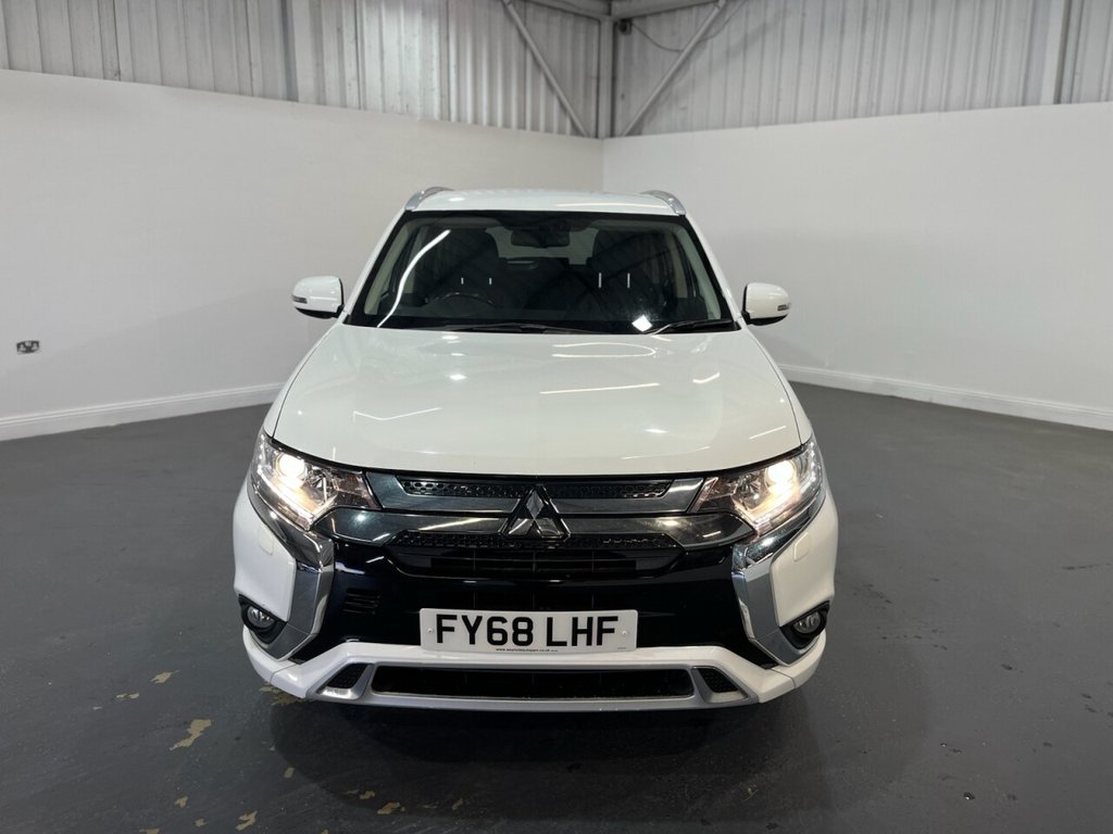 2018 Mitsubishi Outlander — image 2