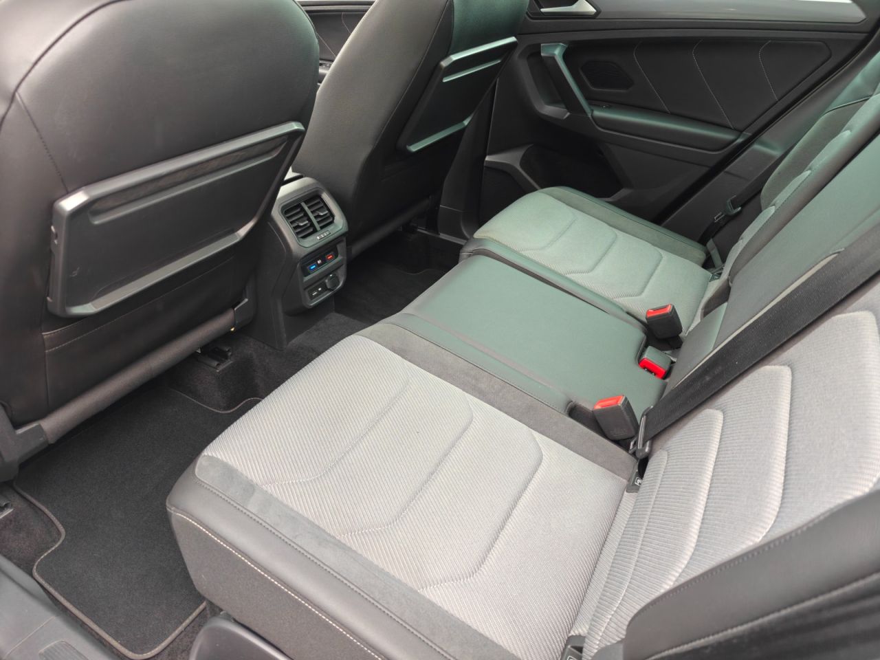 2020 VOLKSWAGEN TIGUAN 2.0 TDI R-Line Tech SUV 5dr Diesel DSG 4Motion Euro 6 (s/s) (150 ps) - vehicle photo 14 for sale on PureCar