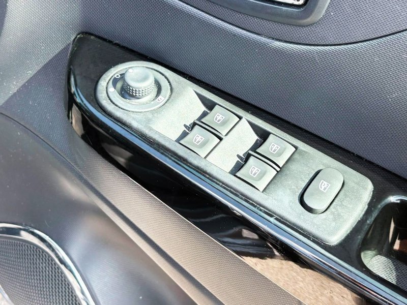 2015 Renault Captur in grey — photo 15 of 19