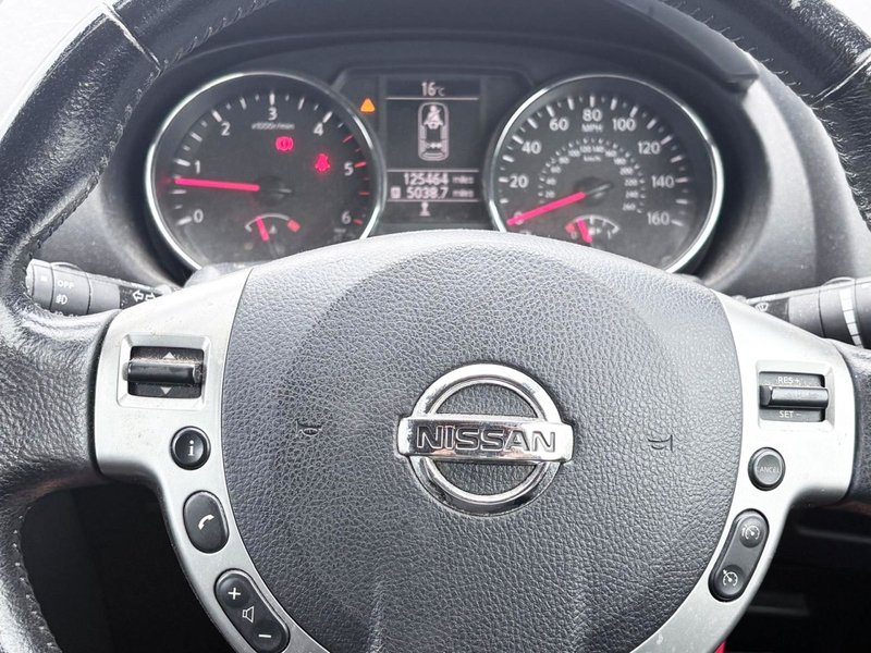 2011 Nissan Qashqai in red — photo 12 of 16