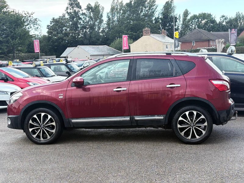 2011 Nissan Qashqai in red — photo 7 of 16