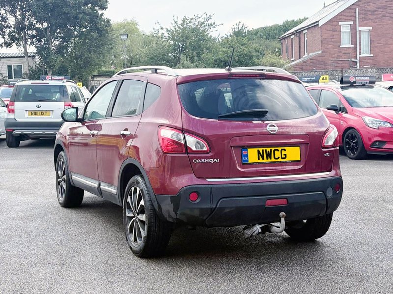 2011 Nissan Qashqai in red — photo 4 of 16