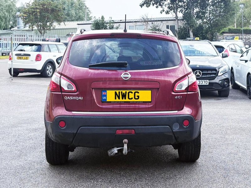 2011 Nissan Qashqai in red — photo 5 of 16
