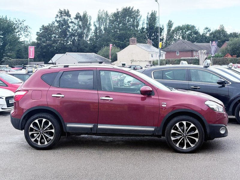 2011 Nissan Qashqai in red — photo 8 of 16