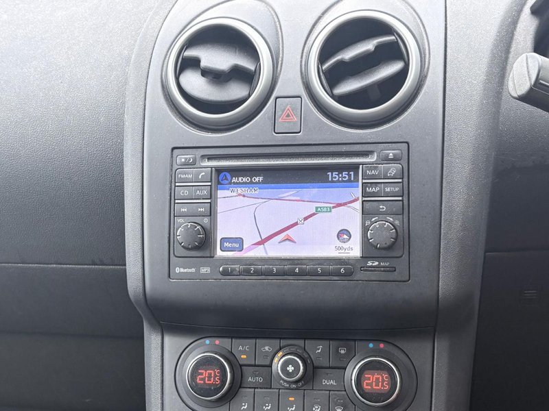 2011 Nissan Qashqai in red — photo 11 of 16