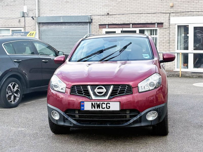 2011 Nissan Qashqai in red — photo 2 of 16