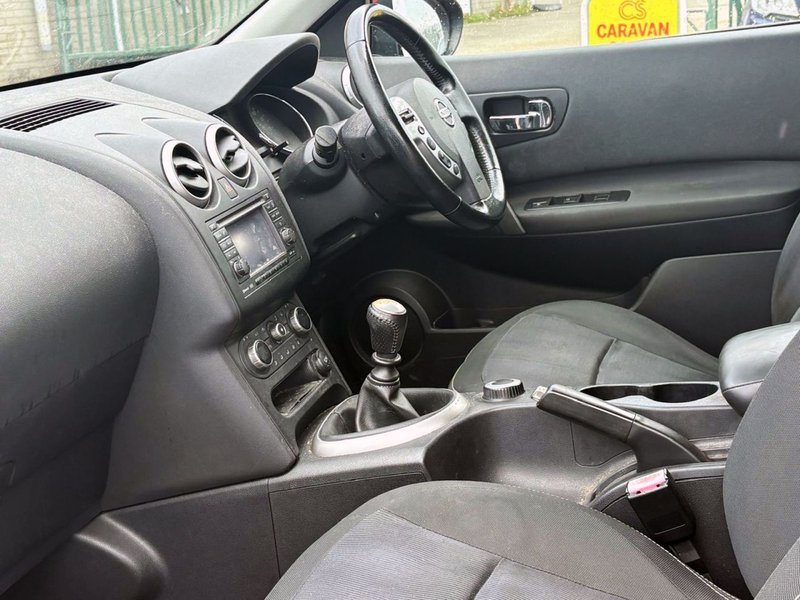 2011 Nissan Qashqai in red — photo 10 of 16