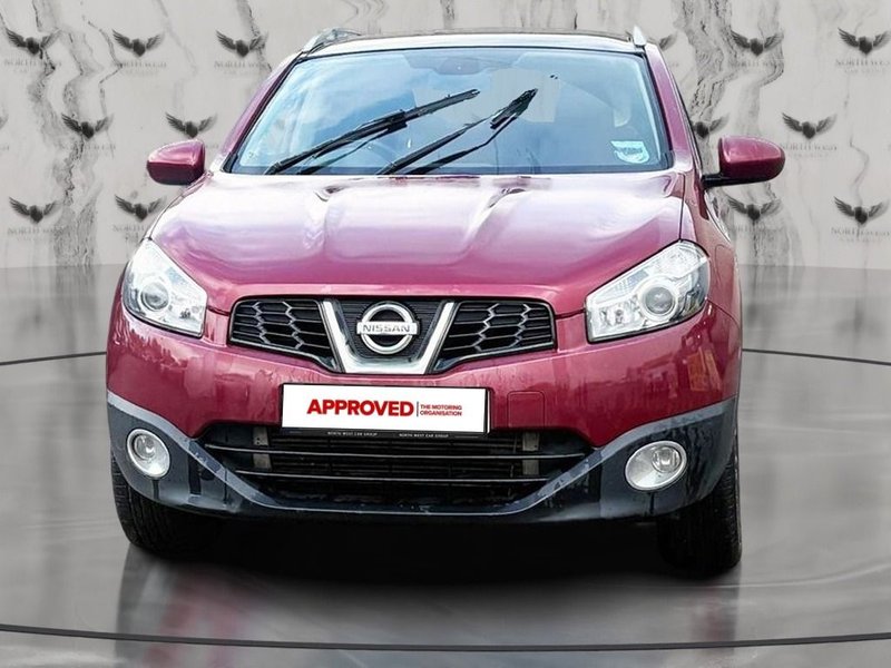2011 Nissan Qashqai in red — photo 2 of 17